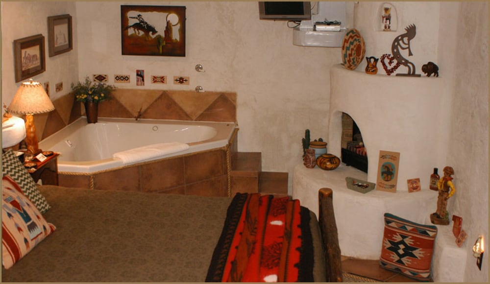 Great, West, Mountain, Queen Bed, Garden and Pool View