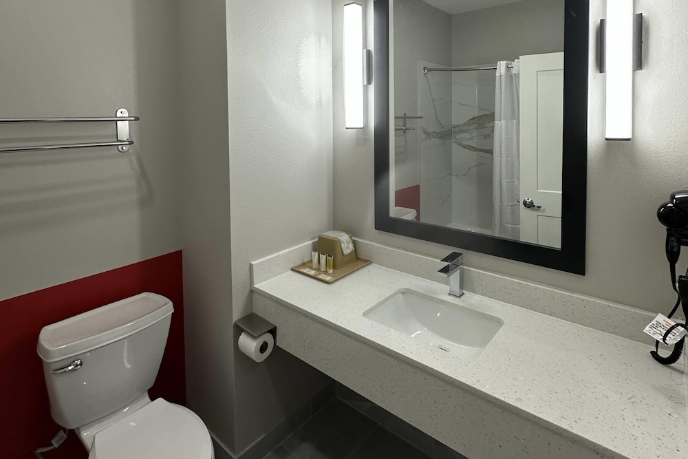 Super 8 by Wyndham Baytown 16/20