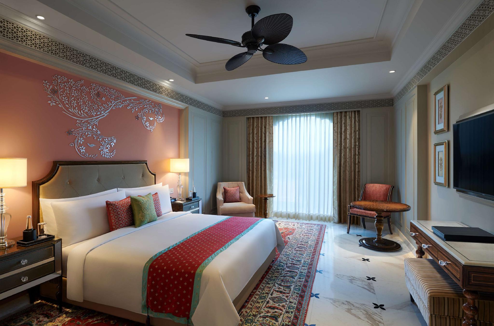 PALACE, KING BED