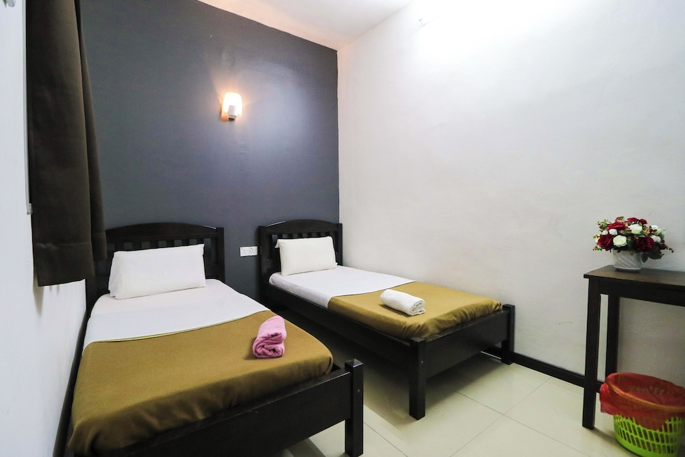 Uncle Guesthouse Kuala Terengganu by ZUZU 32/62