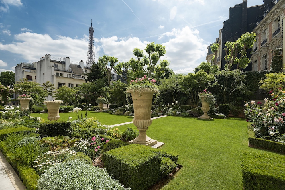 Shangri-La Paris 76/81