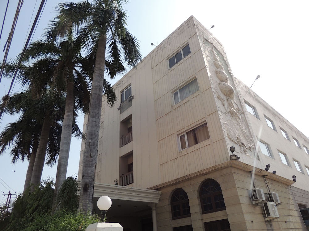 Diamond Hotel 4/57