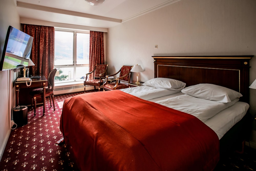 Standard, Double or Twin Bed, Partial Lake View
