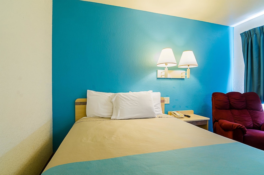 Motel6 Mitchell, SD 33/68