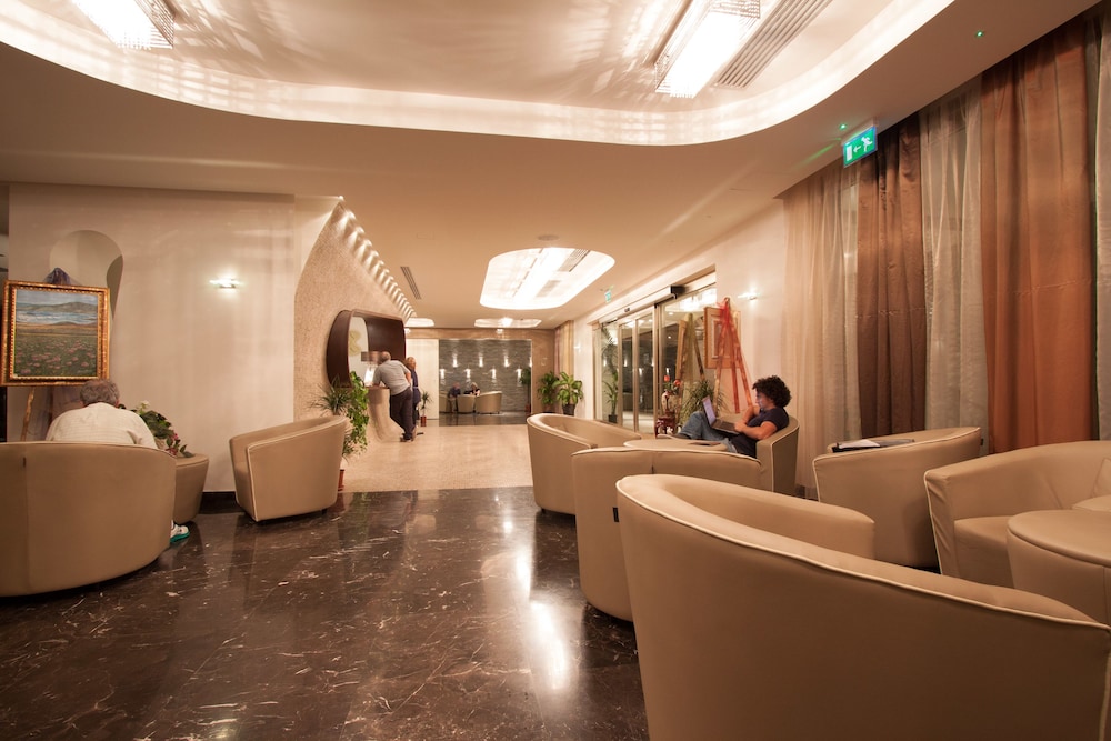 Main Palace Hotel 9/68