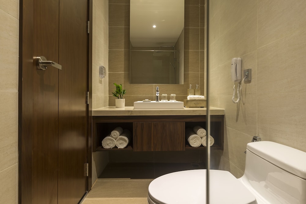 Maximilan Danang Beach Hotel 46/48