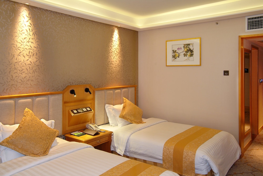Guangdong Hotel (Sun Yat-sen Memorial Hall Station) 36/73