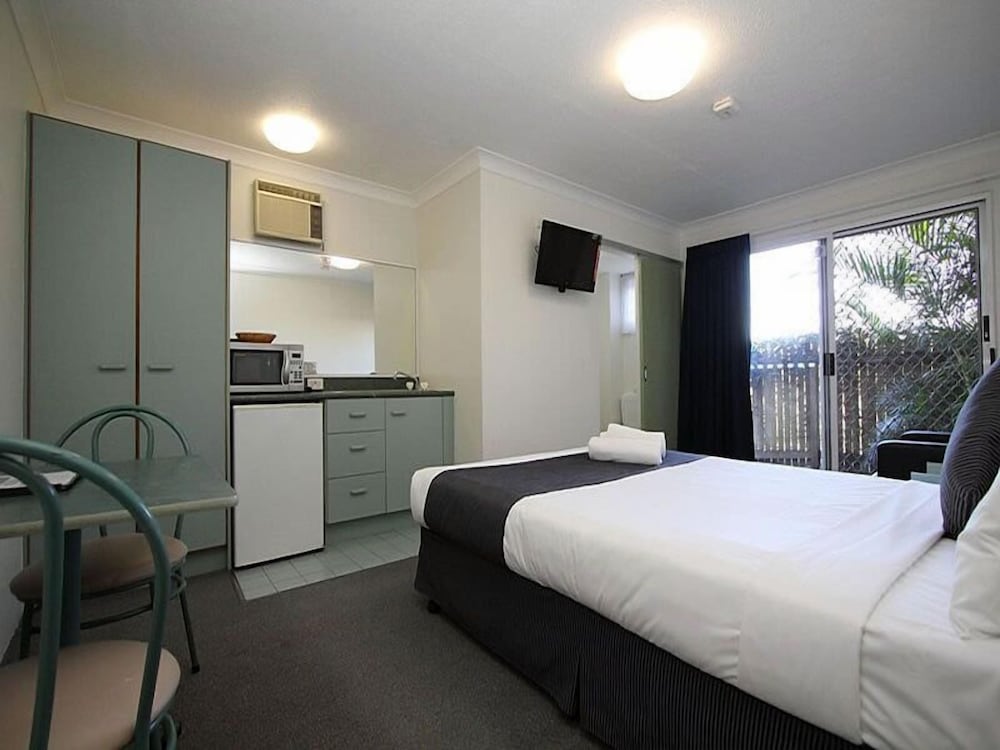 CHERMSIDE COURT MOTEL 11/25