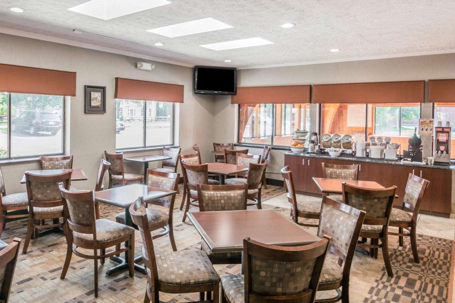 Quality Inn Corning, NY 24/32