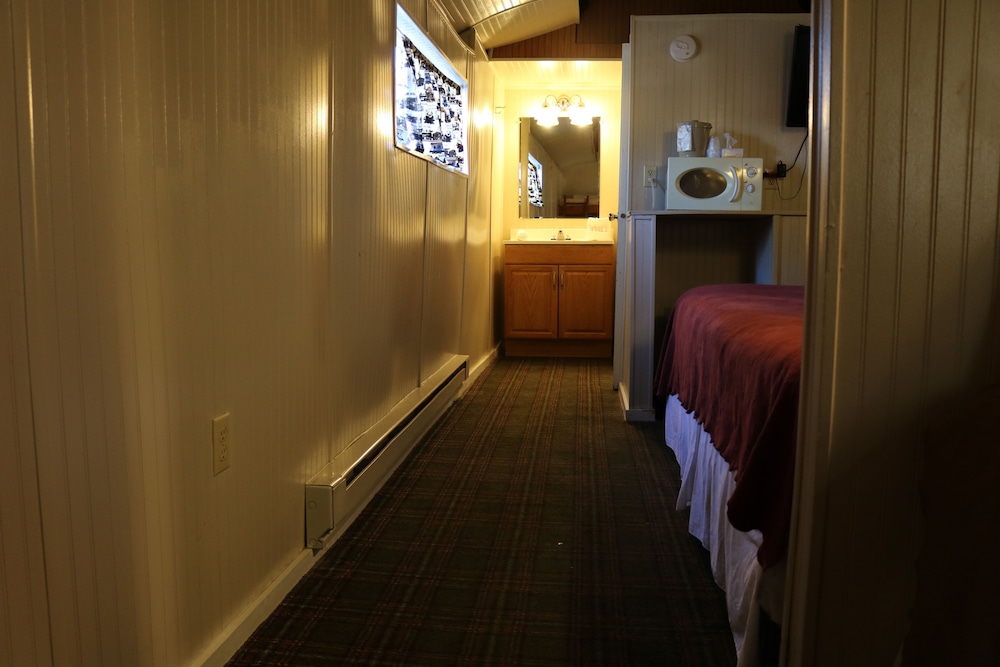 Red Caboose Motel 7/50