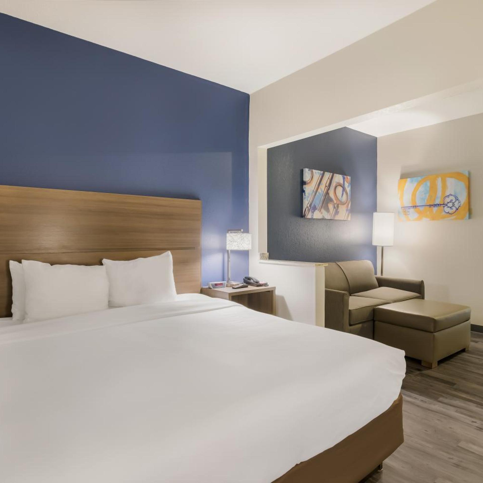 Efficiency, Suite, King Bed, Sofa