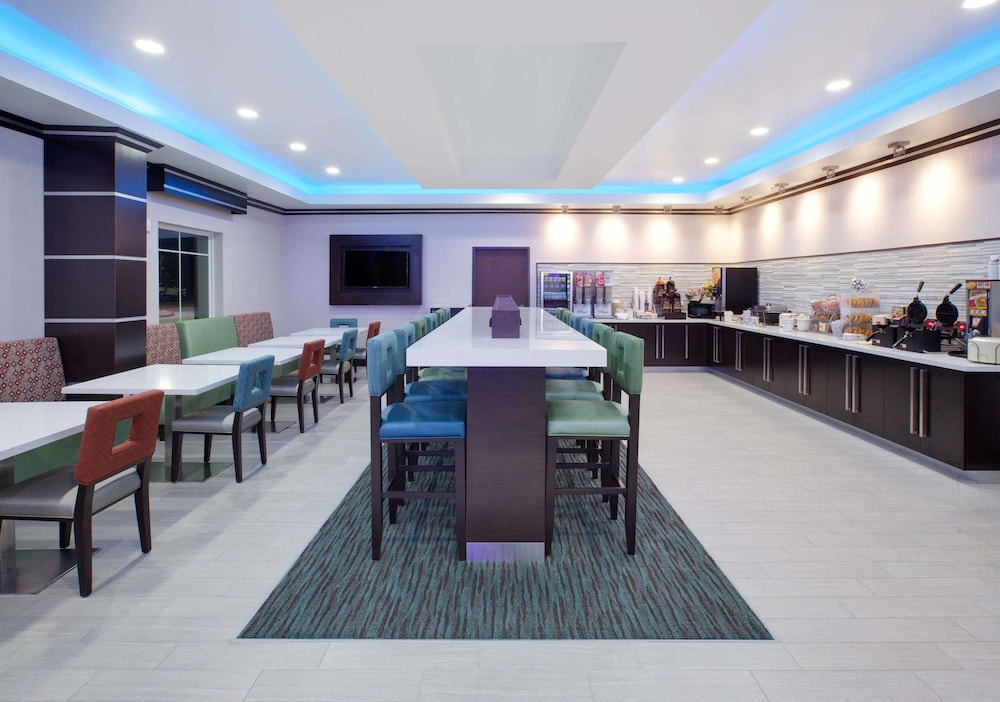 Spark by Hilton Midland South 24/30
