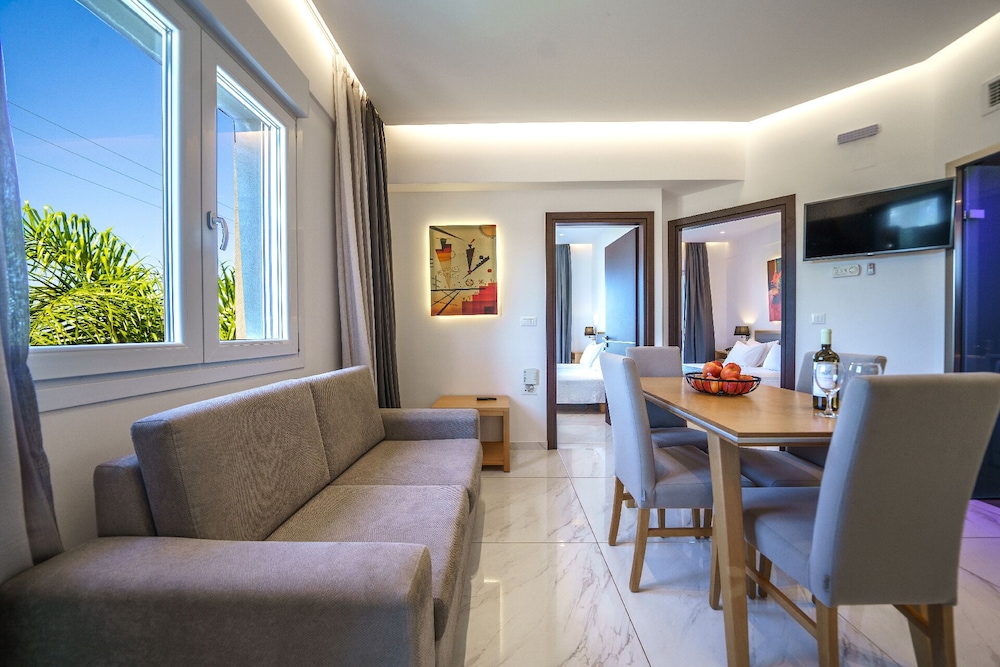 Elysian Suites 40/61