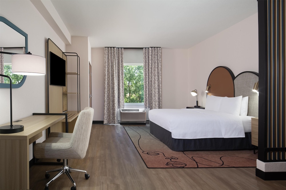 ROOM, KING BED