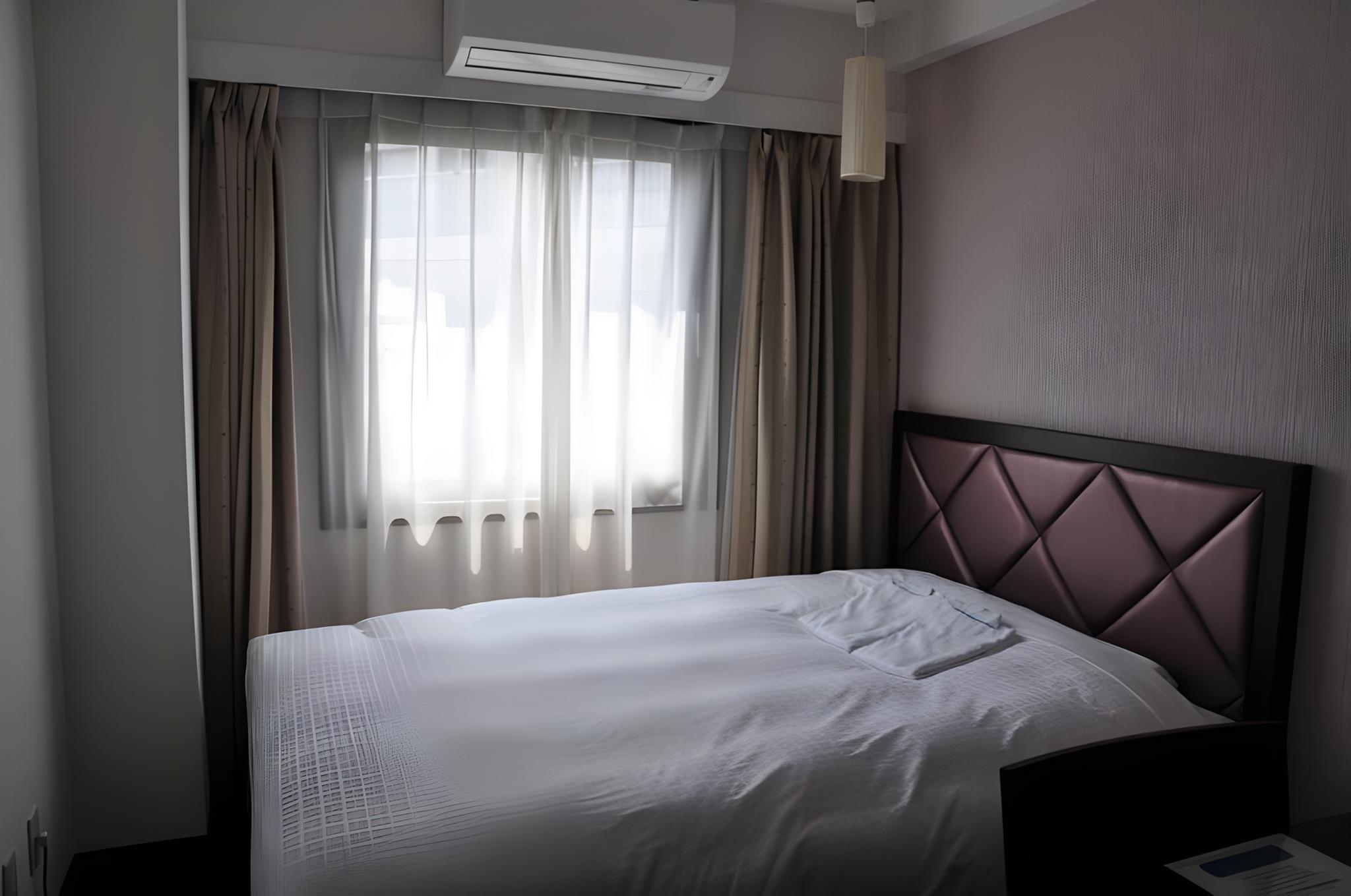 غرفة بسرير فردي وسرير نصف مزدوج
