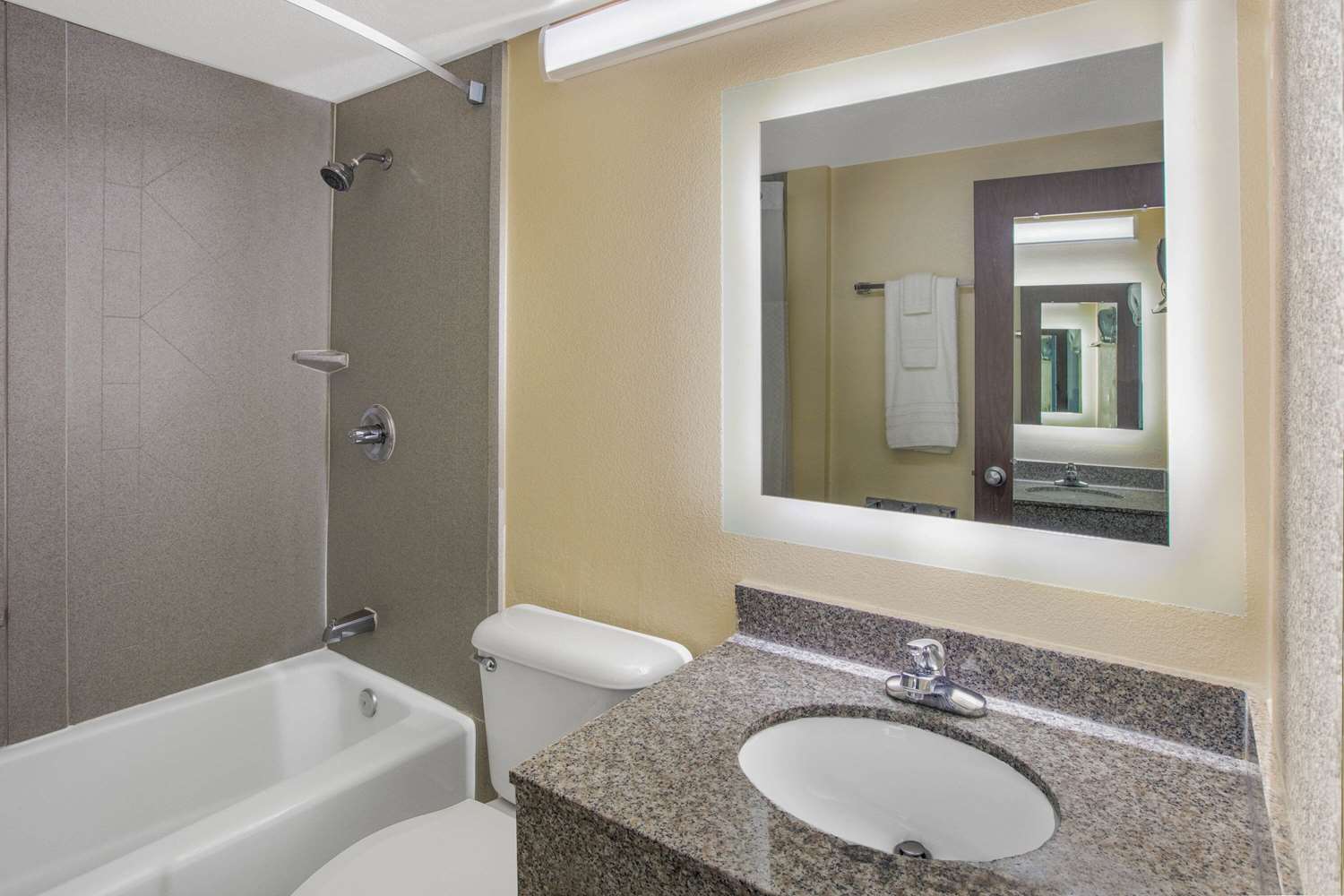 Howard Johnson by Wyndham Oklahoma City Airport/ Fairgrounds 22/22