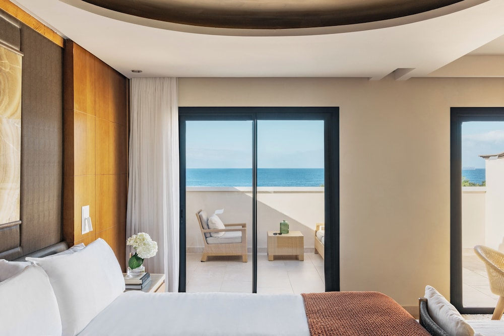 Red Level, Junior Suite, King Bed, Ocean Front, Sofa