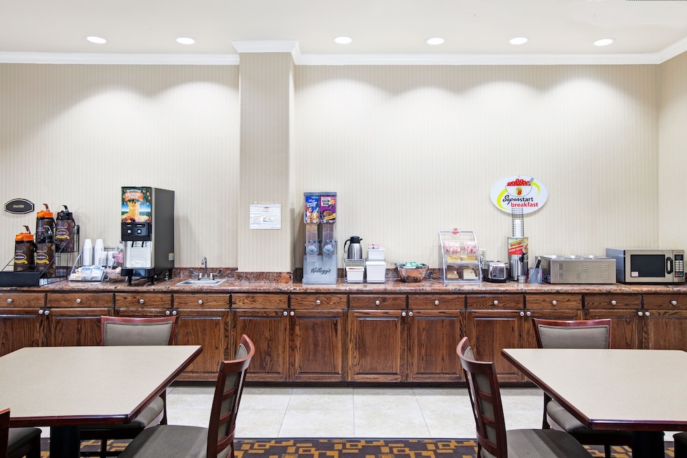 Super 8 by Wyndham IAH West/Greenspoint 22/31