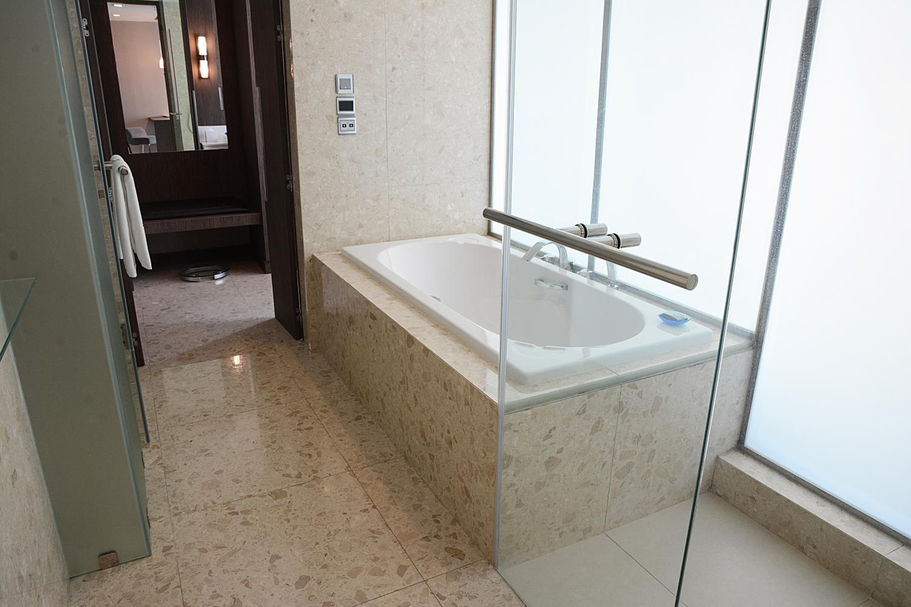 جناح بريميير، Novotel Bangkok Impact 10/10