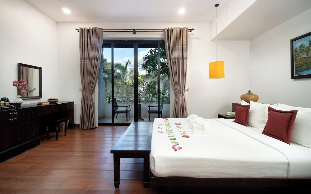 LANDMARK, KING BED, GARDEN VIEW, BALCONY