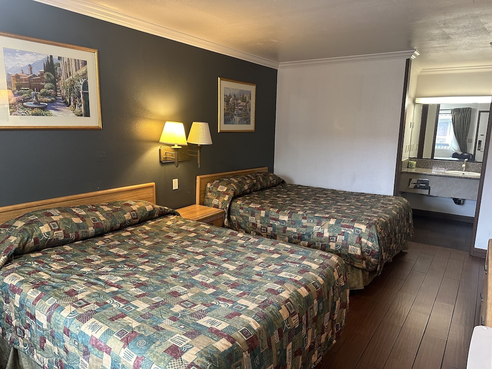 Basic, 2 Queen Beds, Smoking