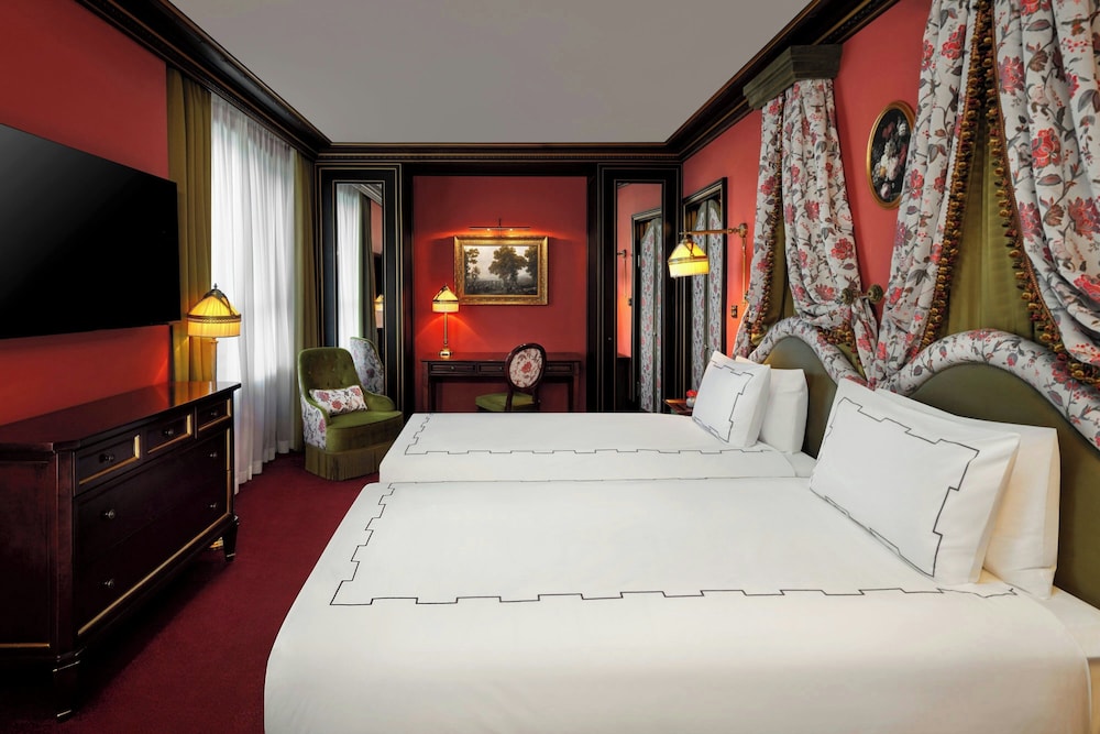 SECRET, GUEST ROOM, TWIN BEDS, CITY VIEW