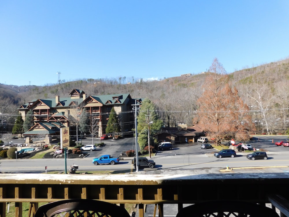 Days Inn & Suites By Wyndham Downtown Gatlinburg Parkway 51/68