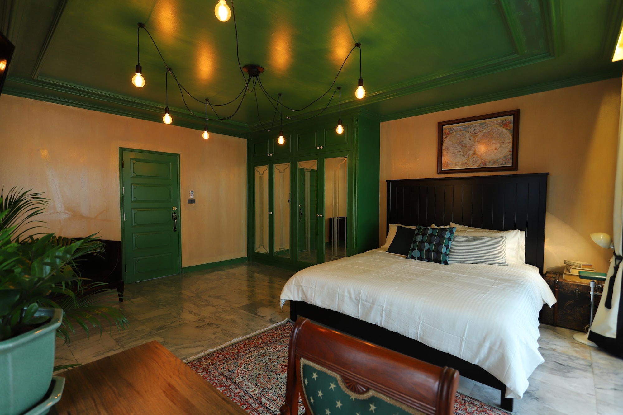 PREMIUM, KING BED, BATHTUB