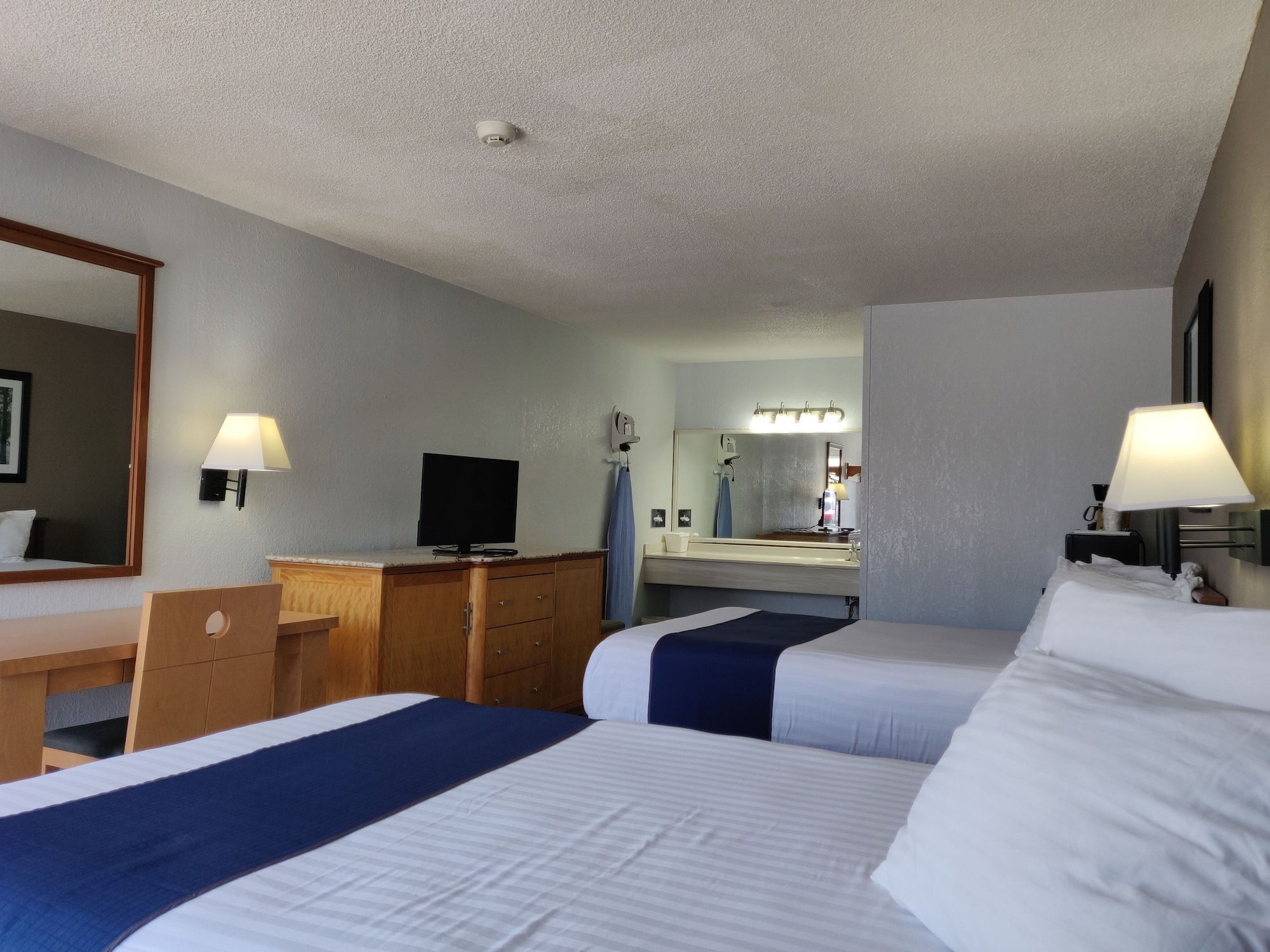 DELUXE, 2 DOUBLE BEDS