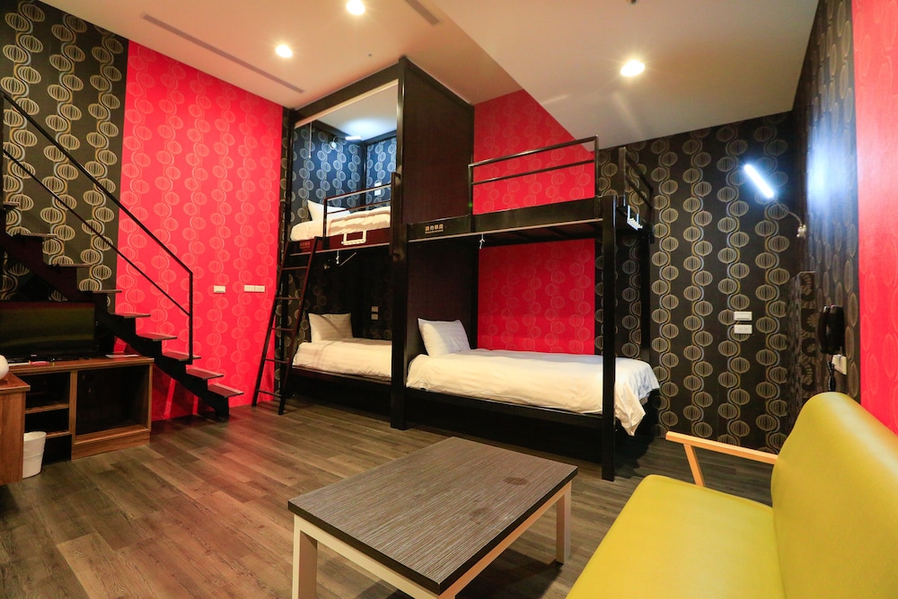 Place X Hotel 4/46