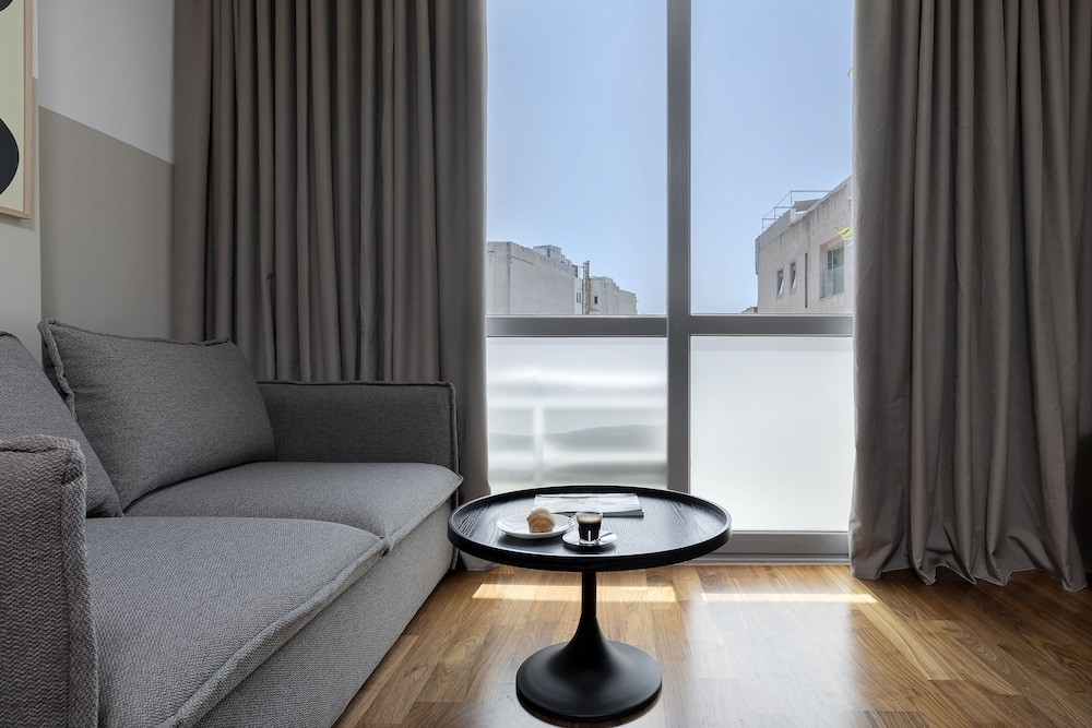 The Athenians Art Apartments 24/50