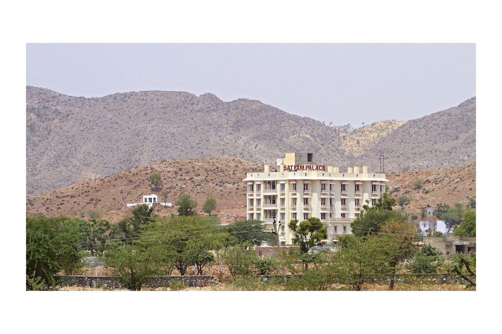 Hotel Satyam Palace 37/56