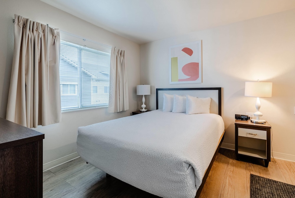 2 BEDROOMS, SUITE, ACCESSIBLE