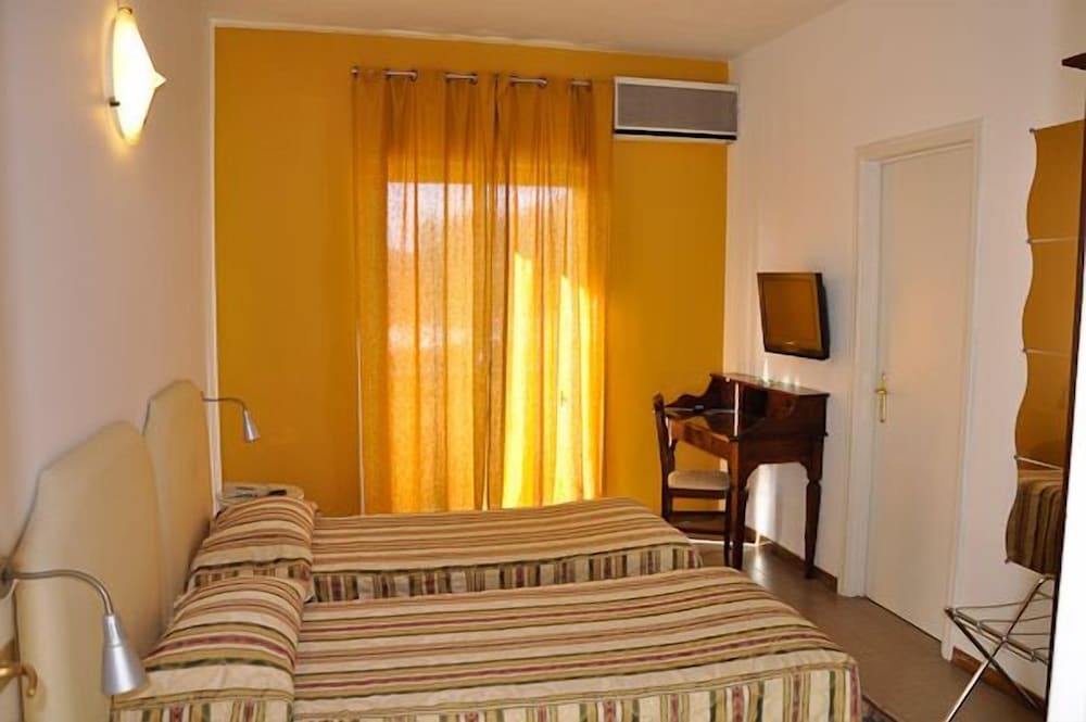 Ares Hotel 9/33