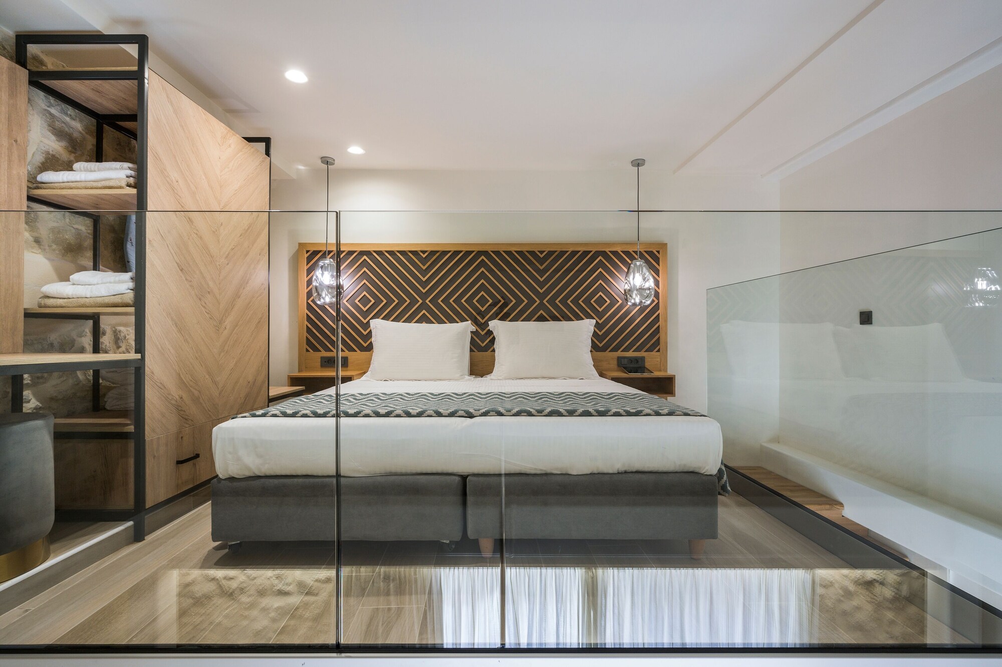 SUITE, QUEEN BED, SOFA