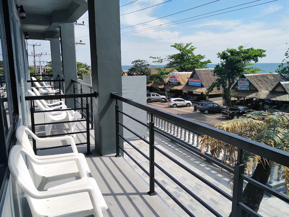 Pimpimarn Beach Hotel 50/66