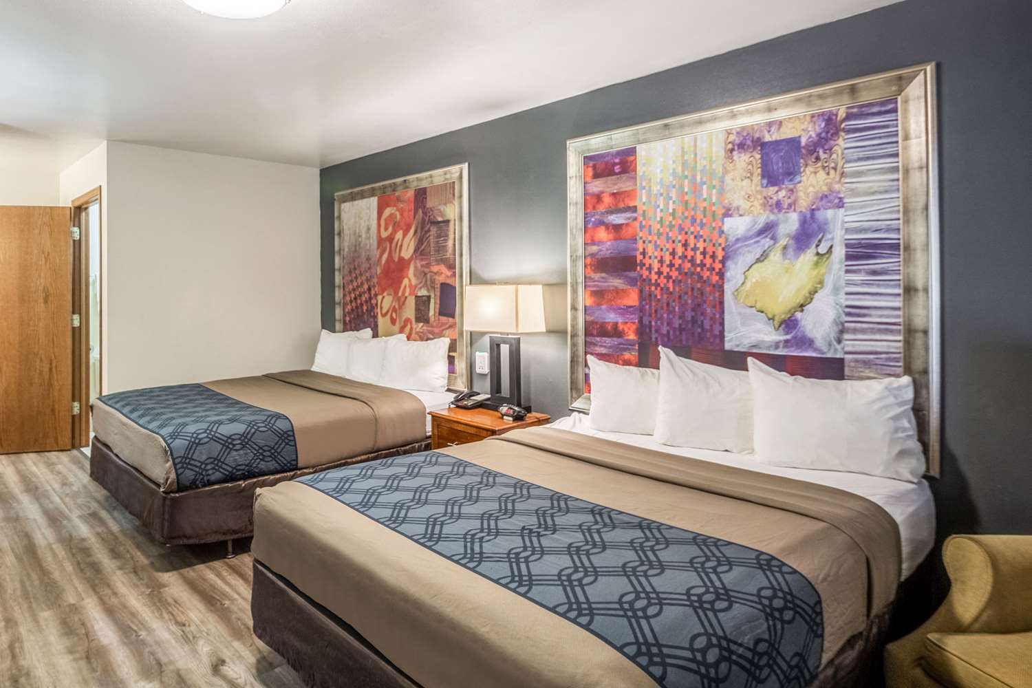 Econo Lodge Waupaca 7/35