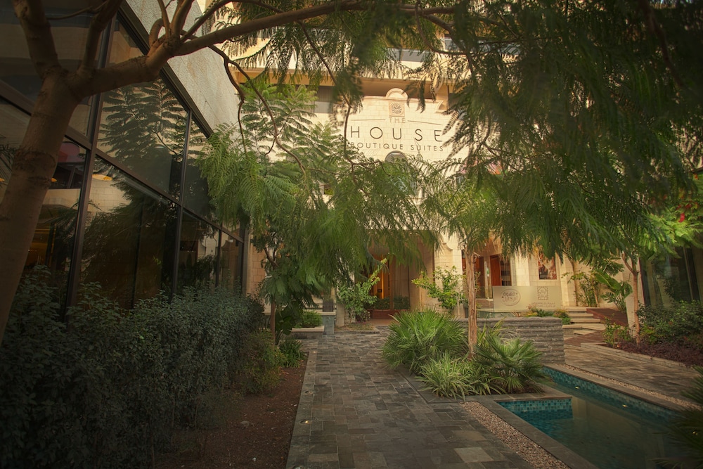 The House Boutique Suites 60/68