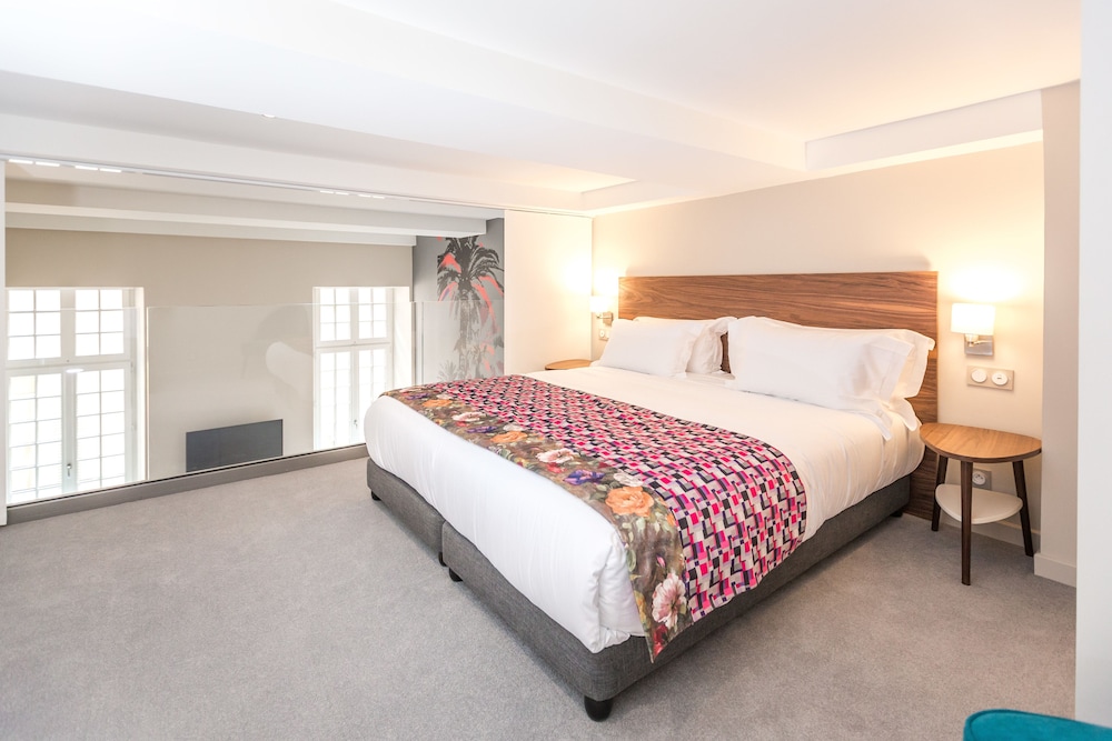 MEZZANINE, DELUXE, SUITE