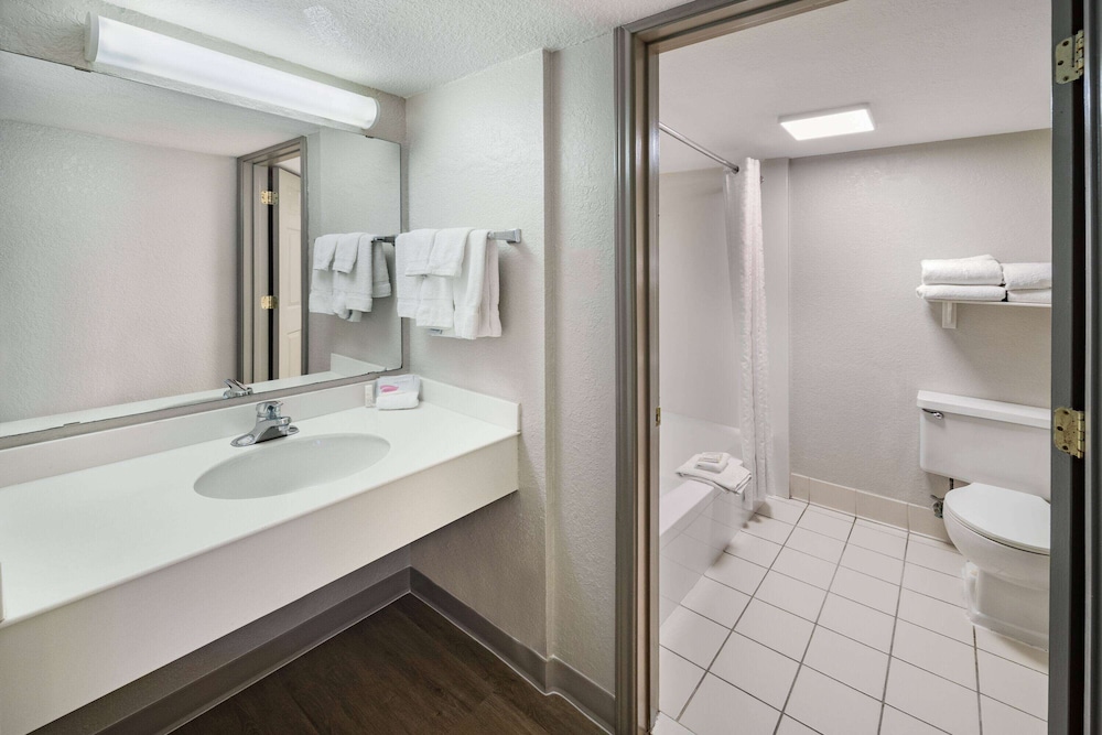 Days Inn by Wyndham Del Rio 53/55