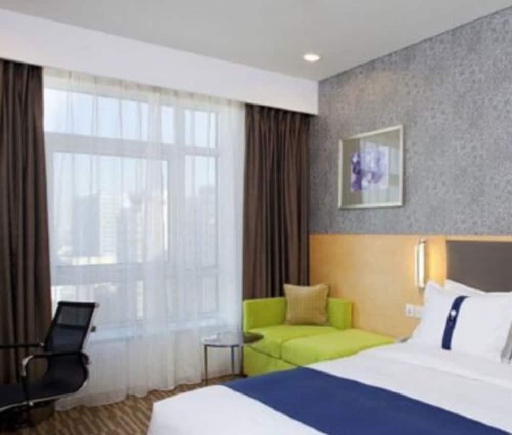 غرفة بسرير كوين لذوي الإعاقة