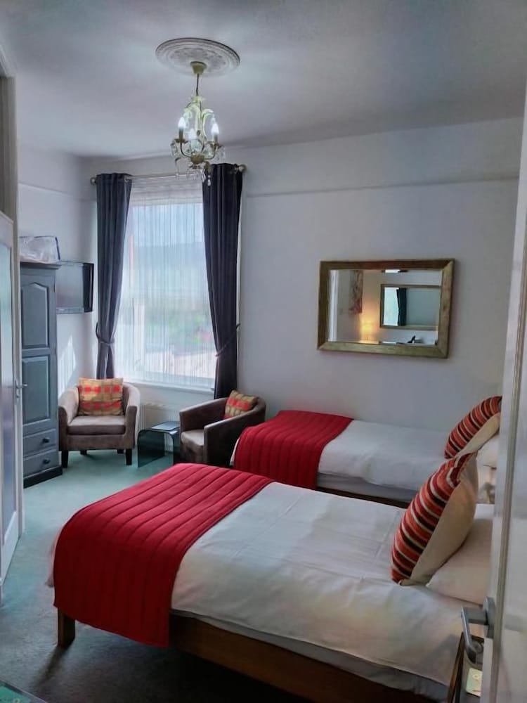 The Groveside Guest House 7/48
