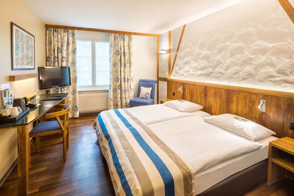 PREMIUM, TWIN BEDS, CITY VIEW
