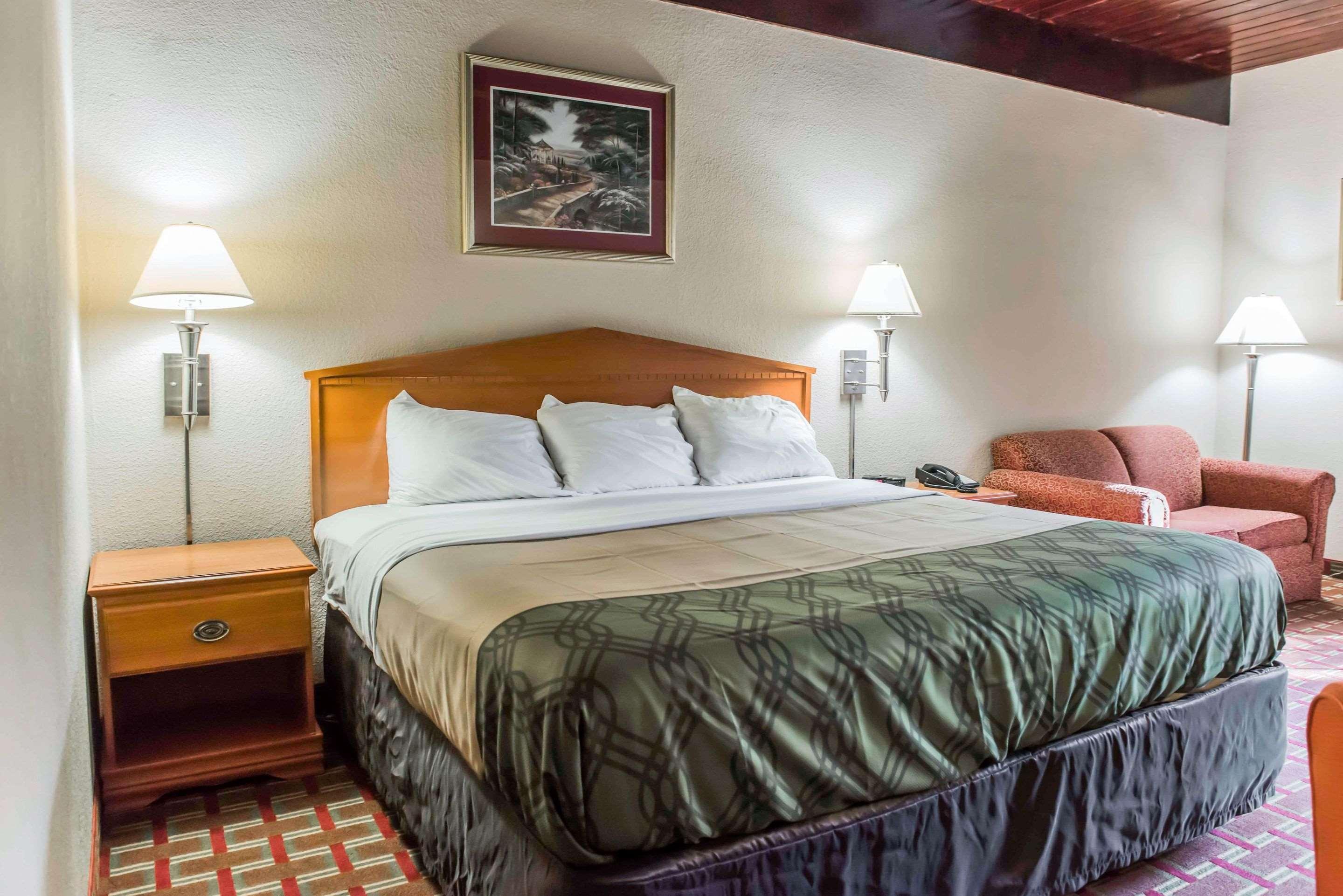ROOM, KING BED, SMOKING