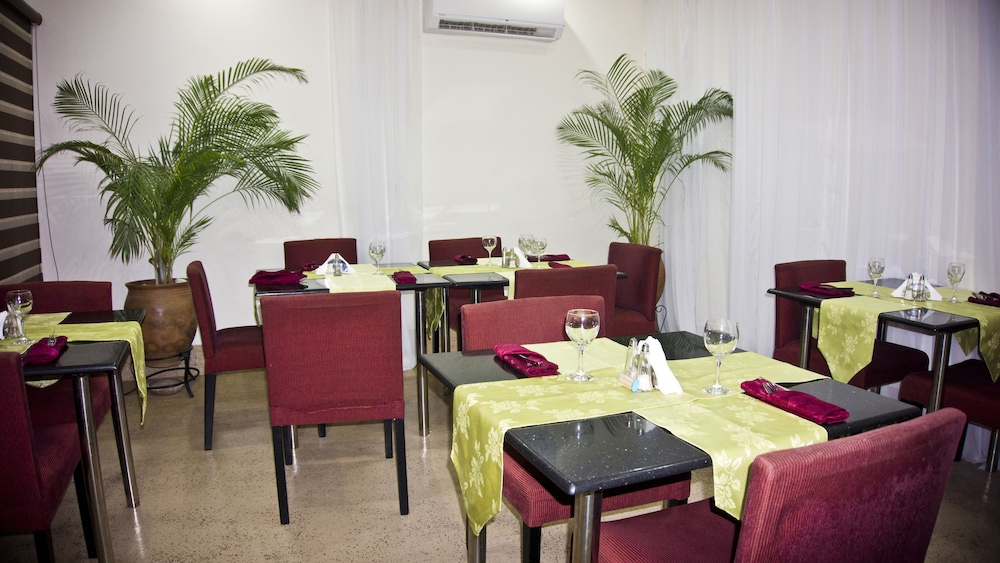 Tropical Enclave Hotel 48/60