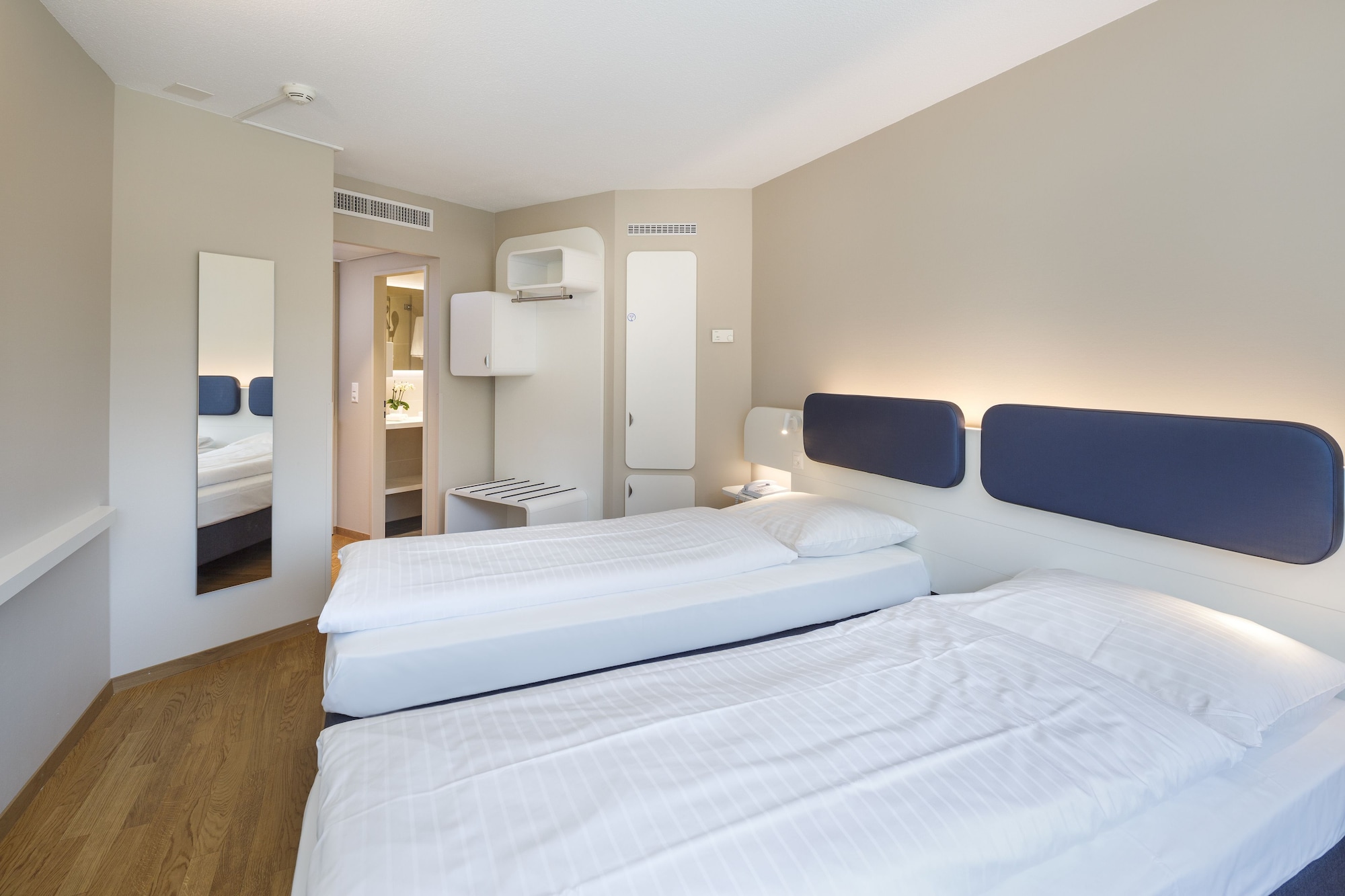 ROOM, TWIN BEDS