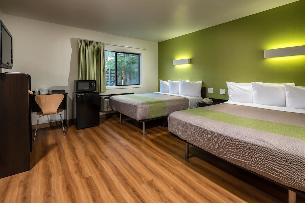 Motel6 Canoga Park, CA 16/32