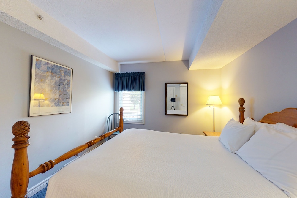 Mountain, King Bed, 1 Queen and 1 Single Bed, Sofa