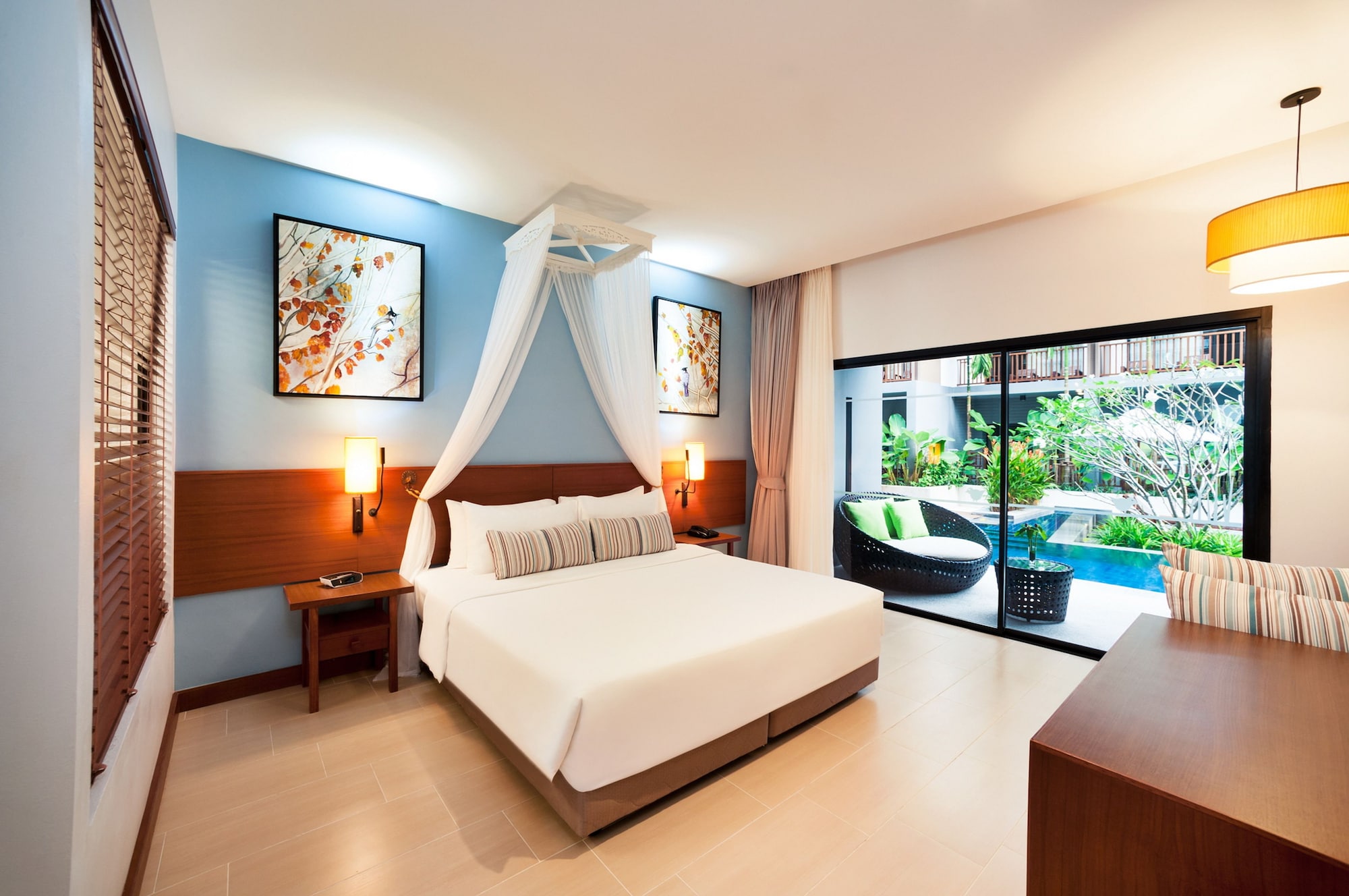 Premier, King Bed, Pool Access