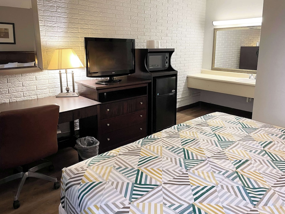OYO Hotel Wytheville I-77 & I-81 34/40